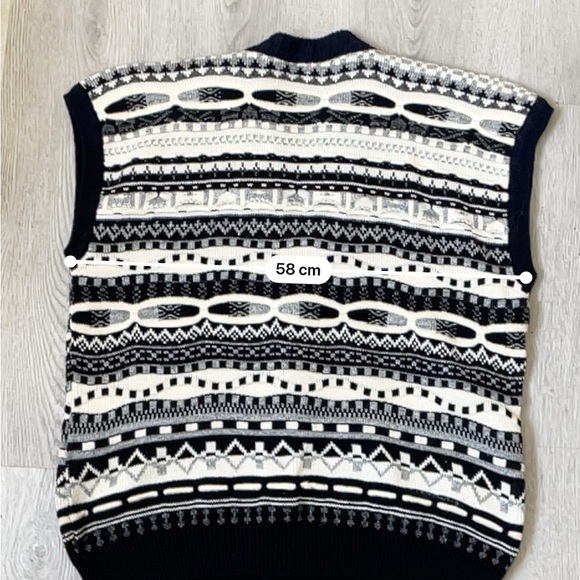 Vintage 3D Textured Knit Sweater Vest - Picture 7 of 8